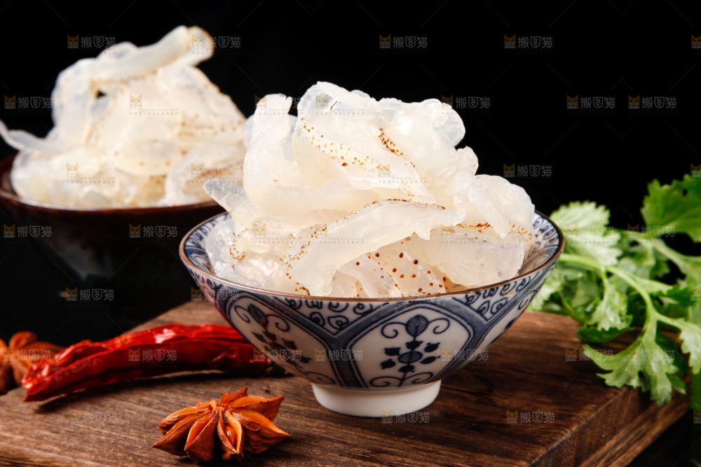 碗里装着白花海蜇丝