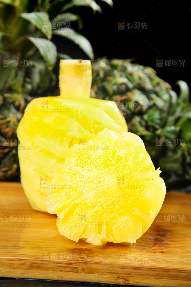 木板上放着泰国去皮小菠萝