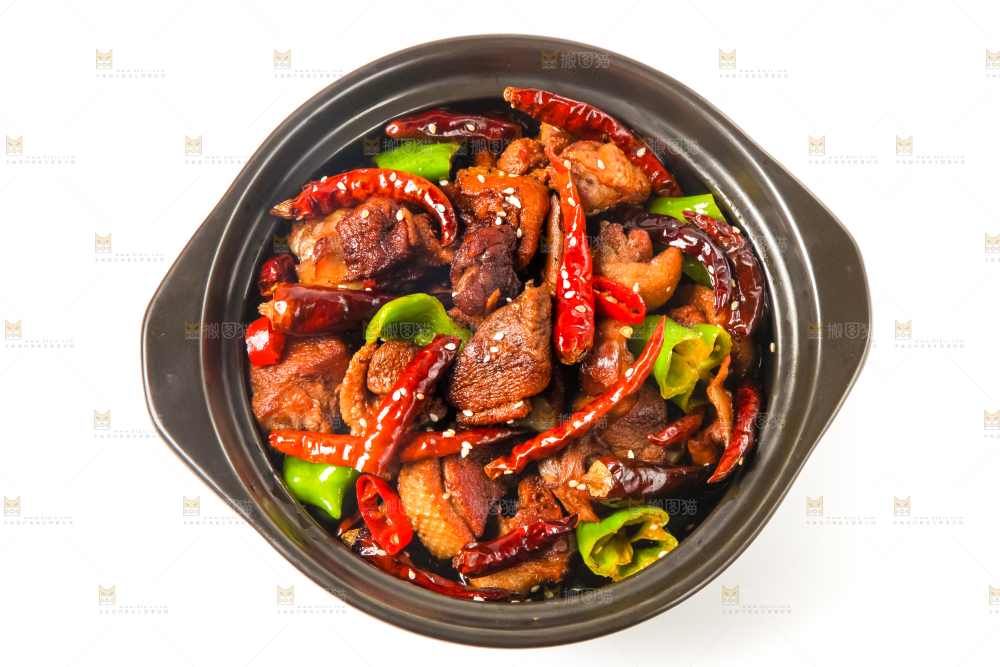 碗里装着香辣鸡煲