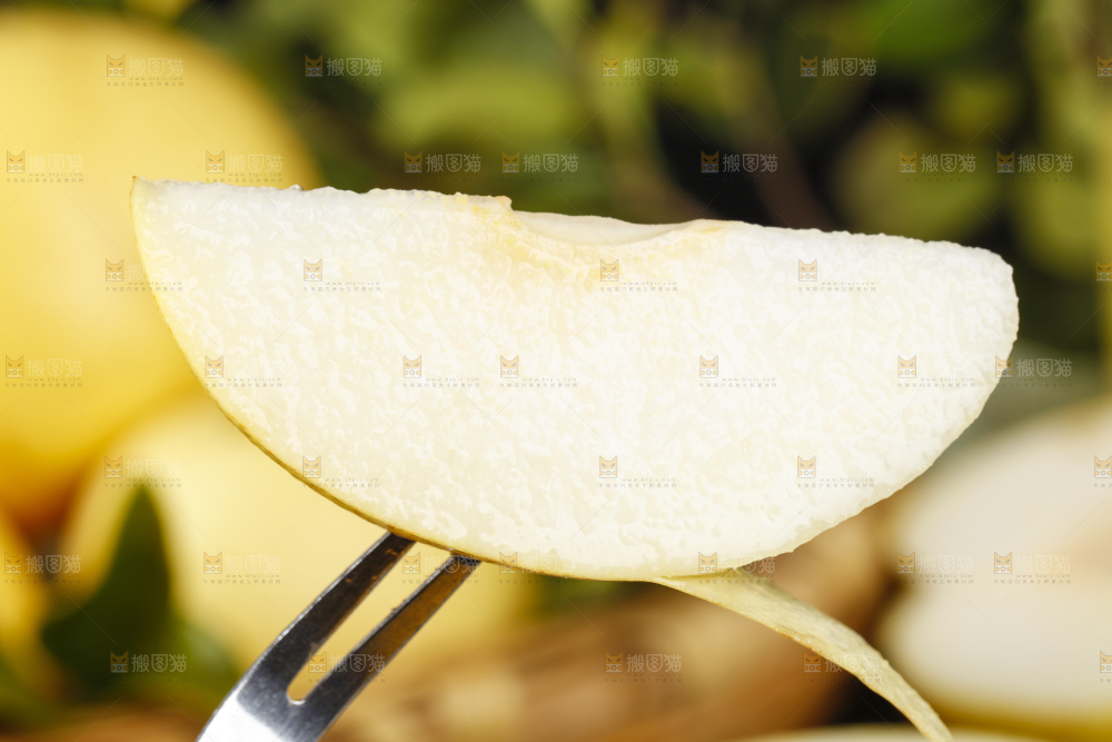 叉子上叉着梨子果肉
