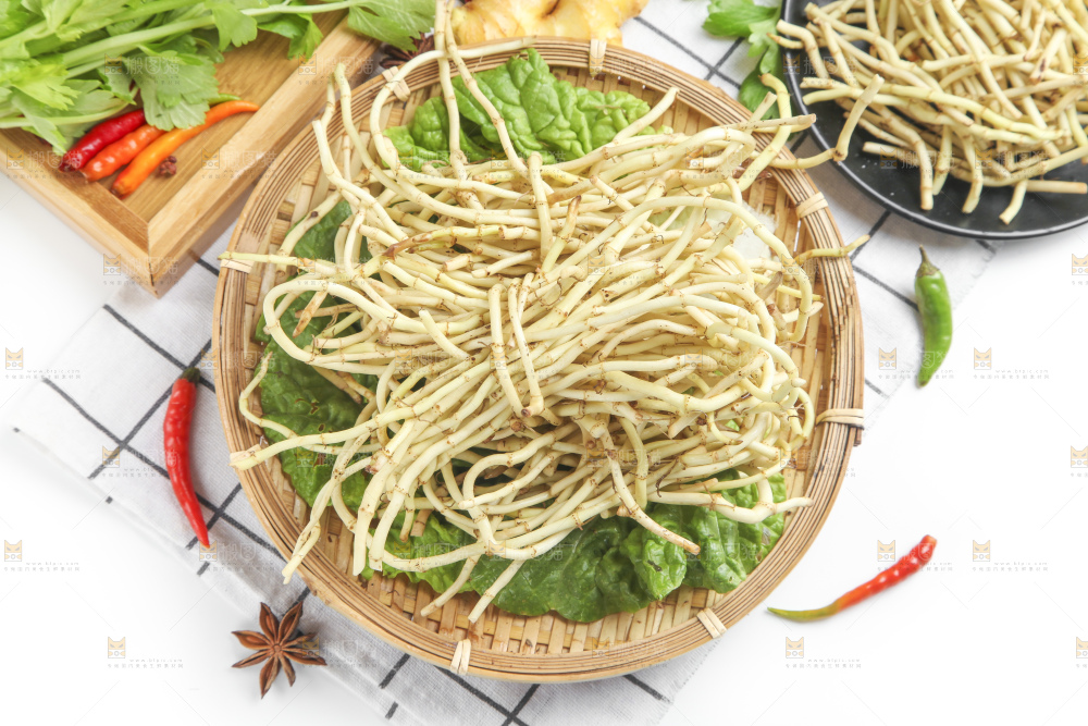 篮子里装着鱼腥草