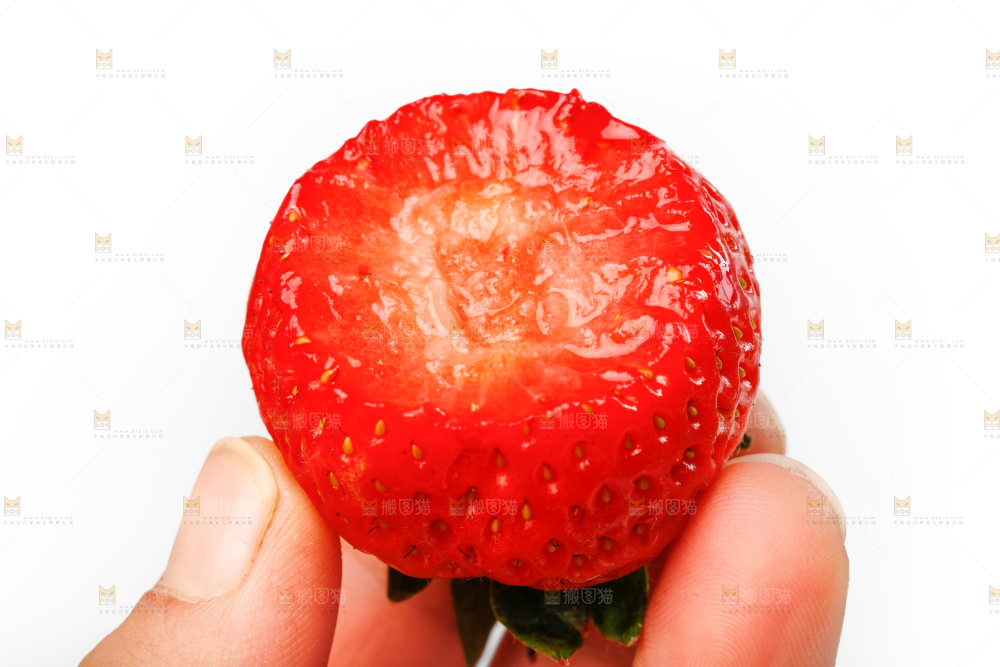 手上拿着一个咬过的草莓