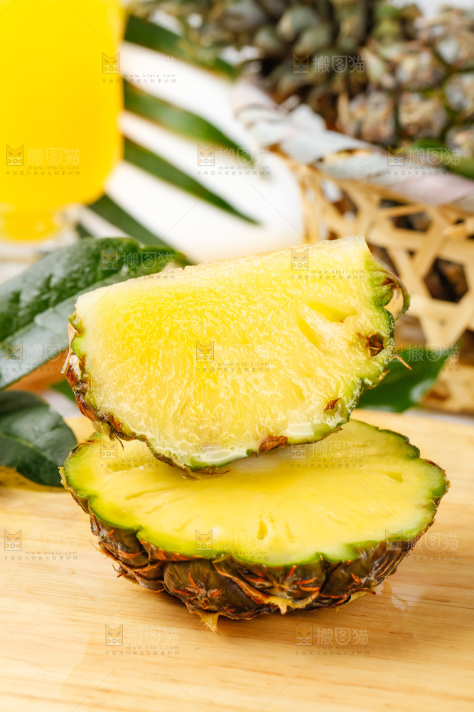 木板上的泰国迷你小菠萝