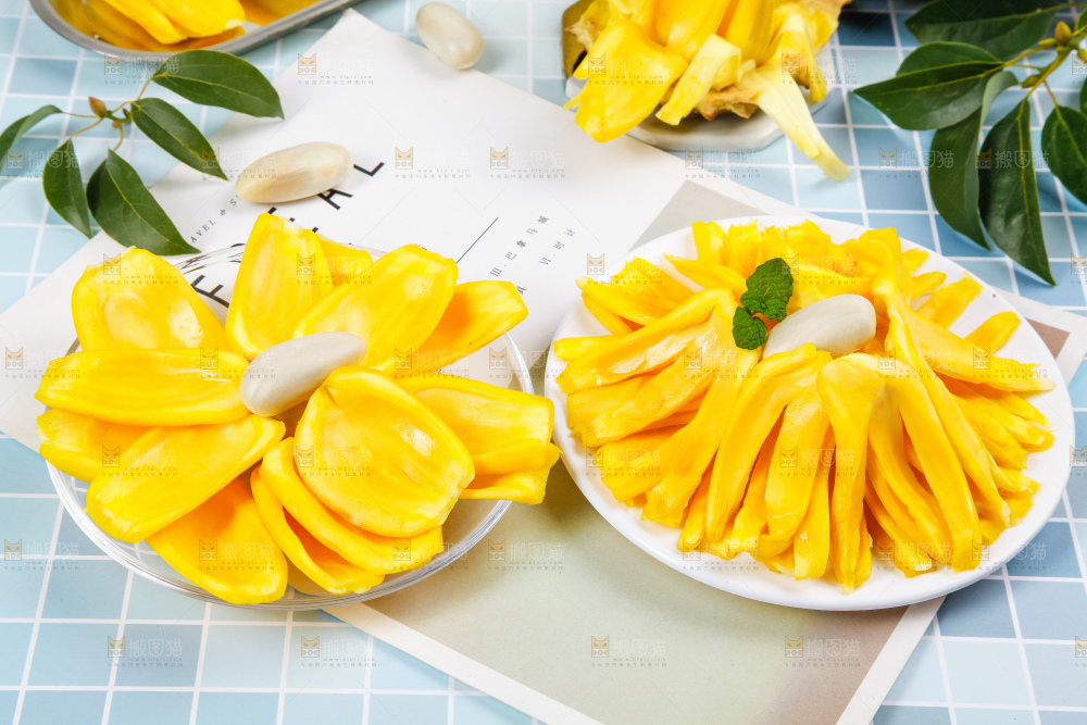 盘子里装着黄心菠萝蜜