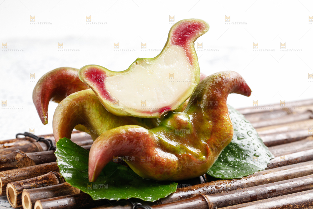 竹底上的新鲜菱角