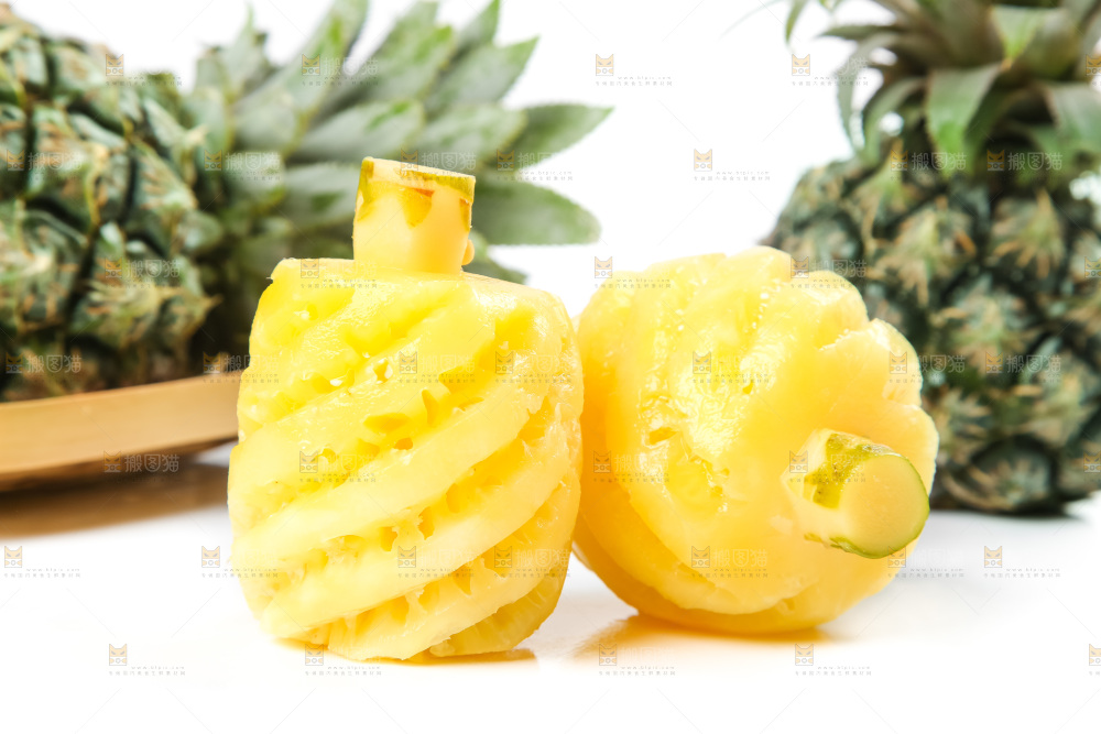白底上的新鲜小菠萝
