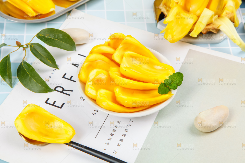 盘子里装着黄心菠萝蜜