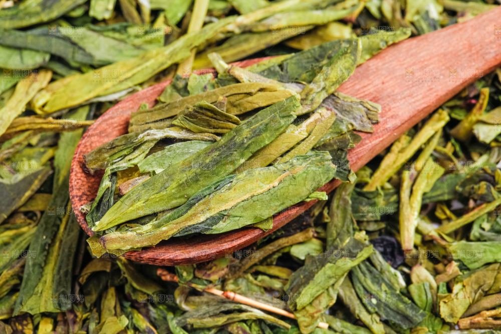 白底上的干茶叶