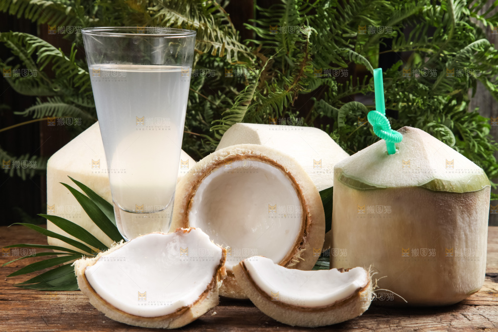 杯子里装着椰子汁
