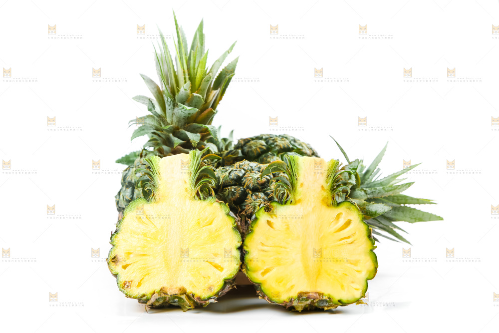白底上的新鲜小菠萝