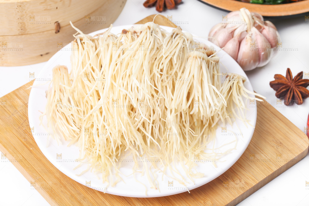 盘子里装着大蒜须