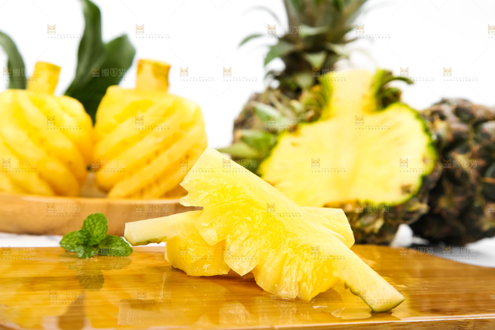 木板上摆放着泰国迷你小菠萝