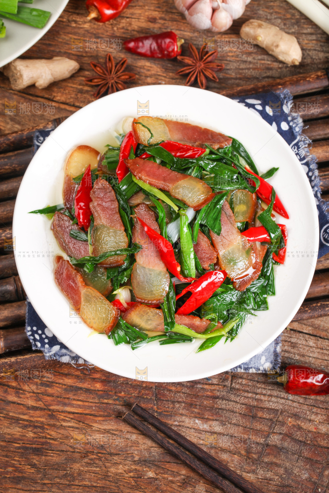 盘子里装着腊肉炒蒜苗