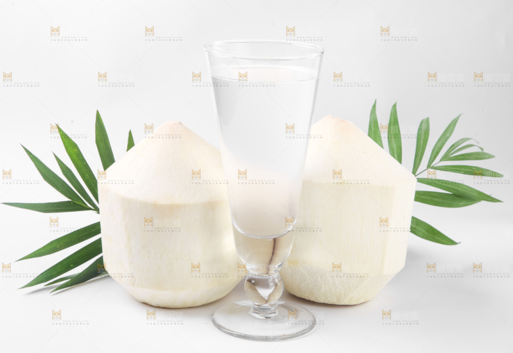 杯子里装着椰子汁