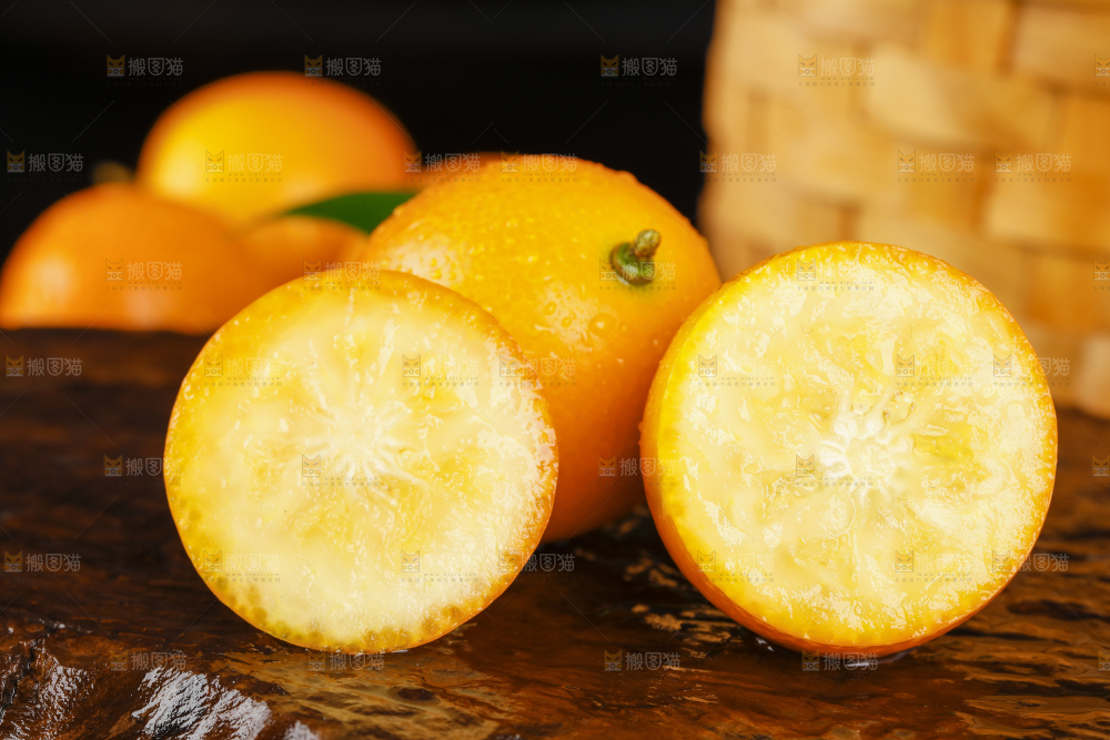 黑底上的小金桔