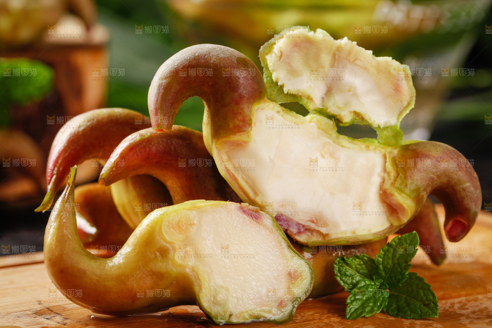 木板上的新鲜菱角