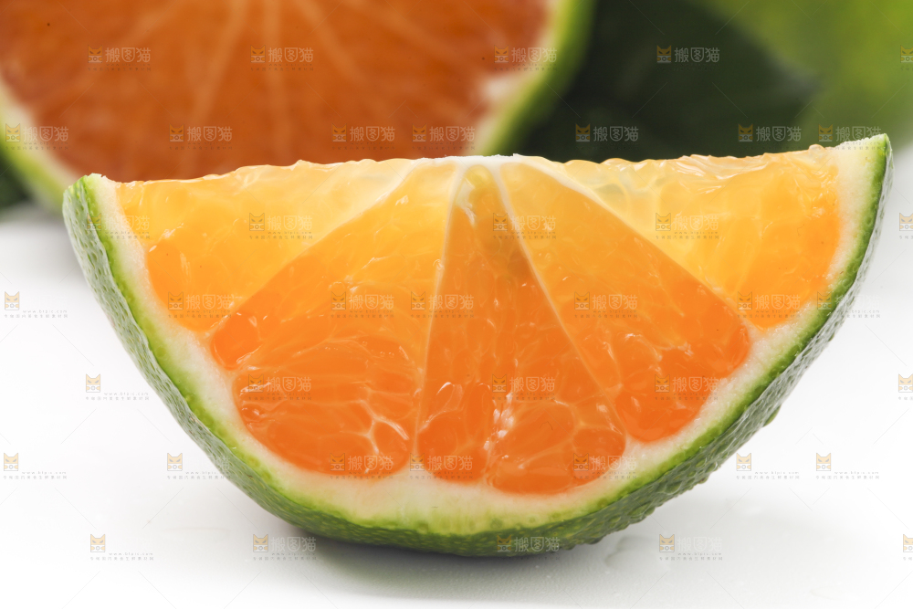 白底上摆放着青皮蜜橘