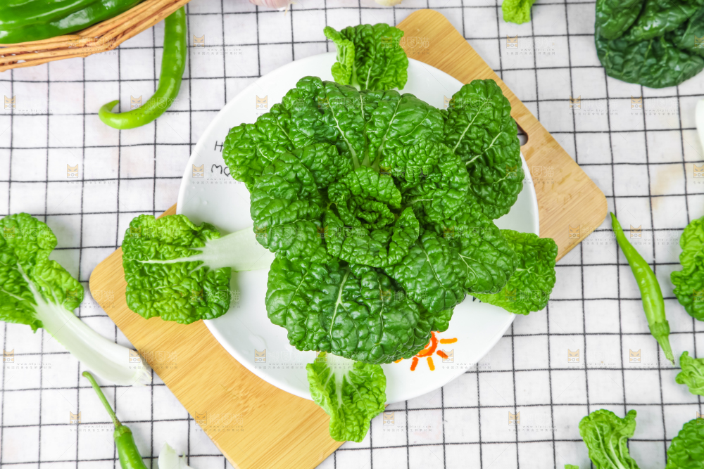 木板上的奶油白菜