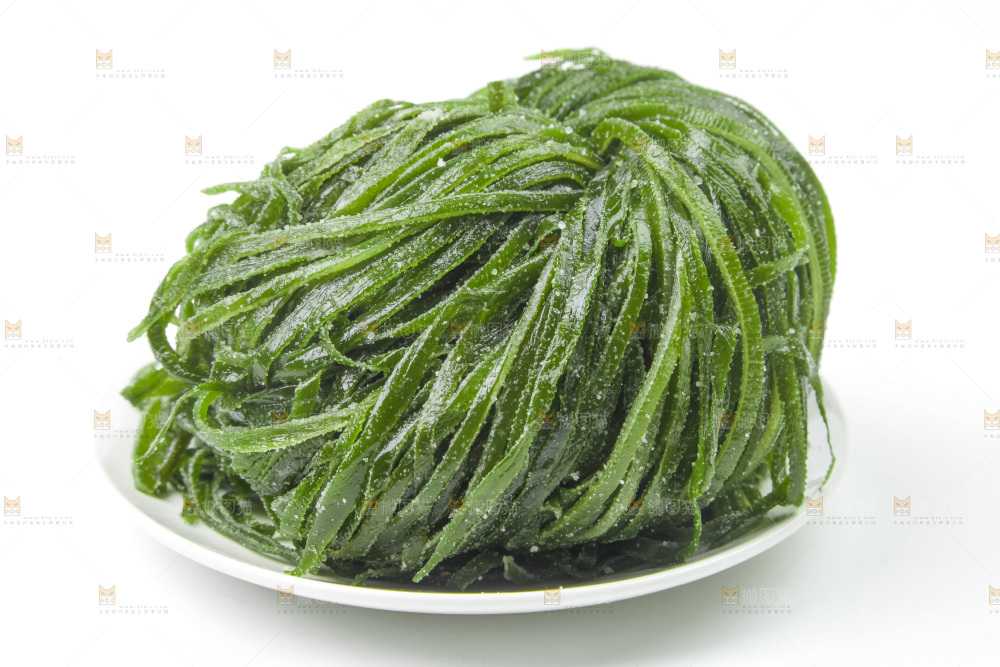 白底上的盐渍海带丝