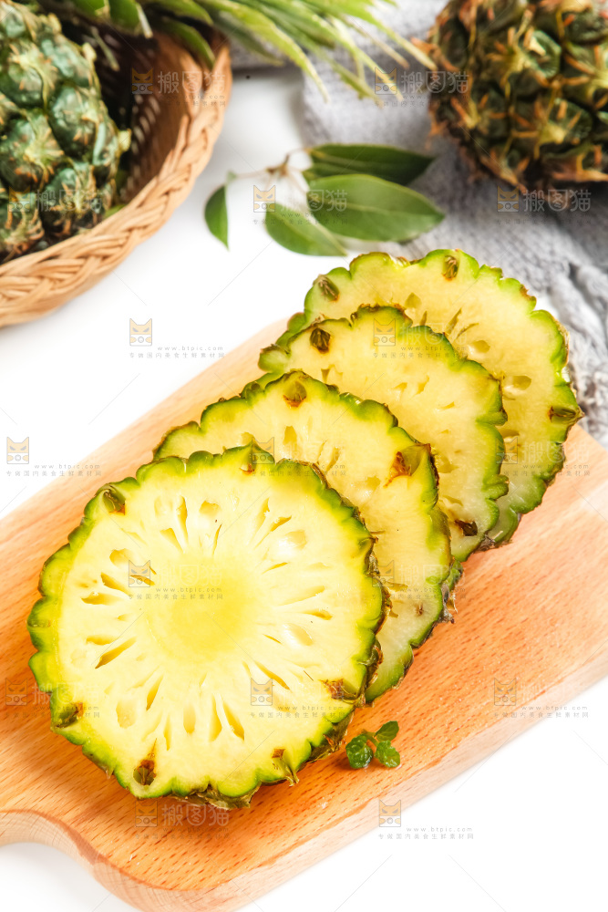 木板上摆放着泰国迷你小菠萝