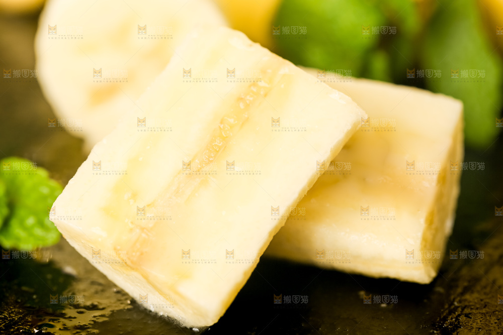 浅底上的黄皮香蕉