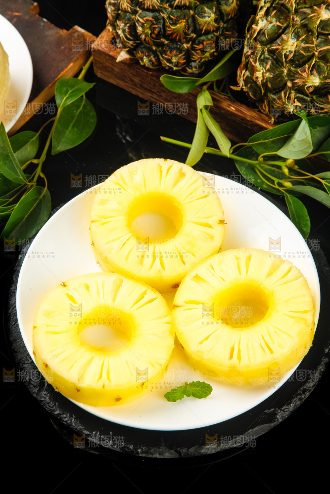 盘子里装着泰国去皮小菠萝