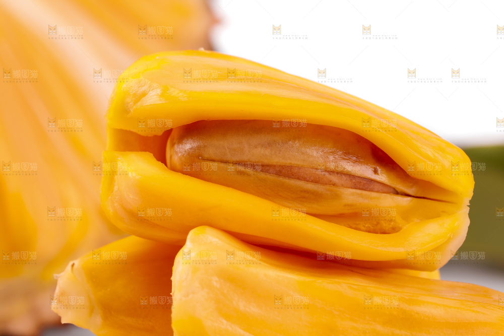 碟子里装着越南红心菠萝蜜