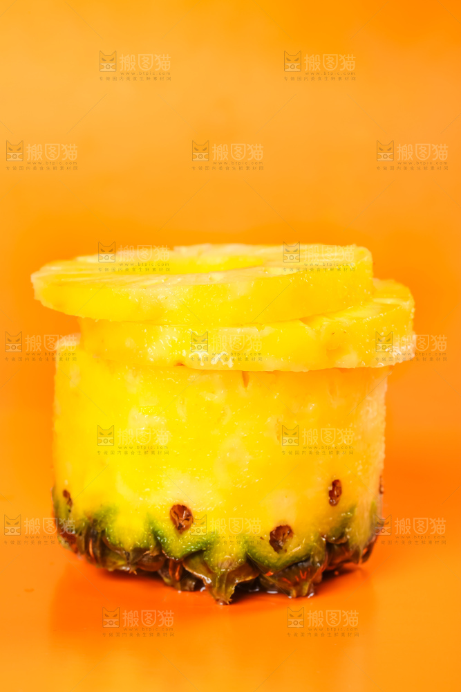 黄底上的泰国迷你小菠萝