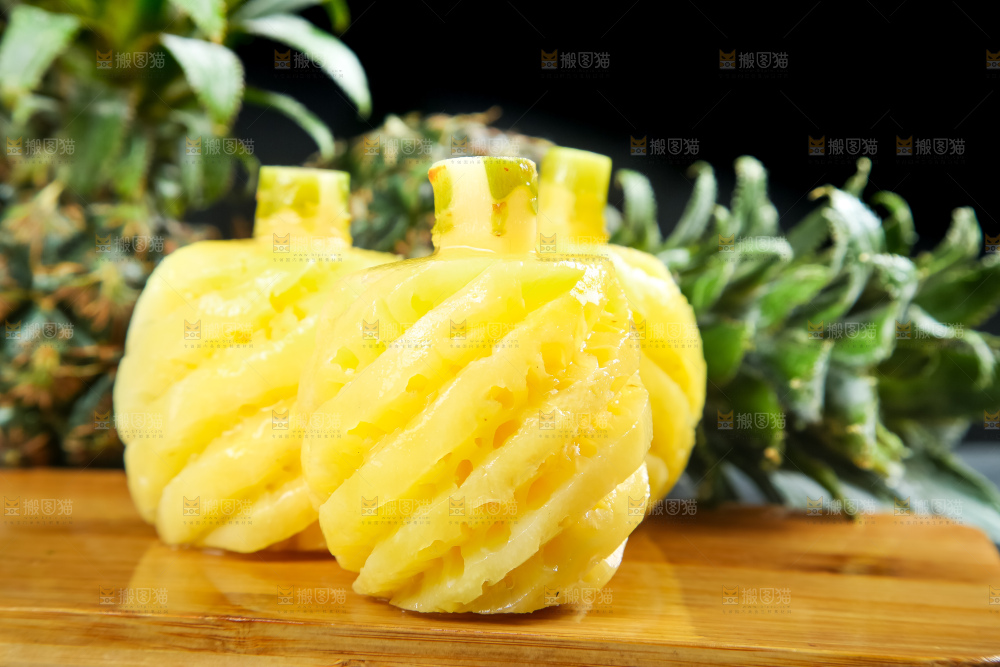 木板上放着泰国去皮小菠萝