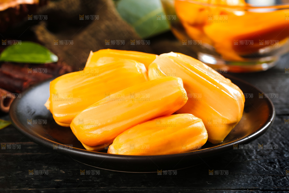 盘子里装着泰国红心菠萝蜜