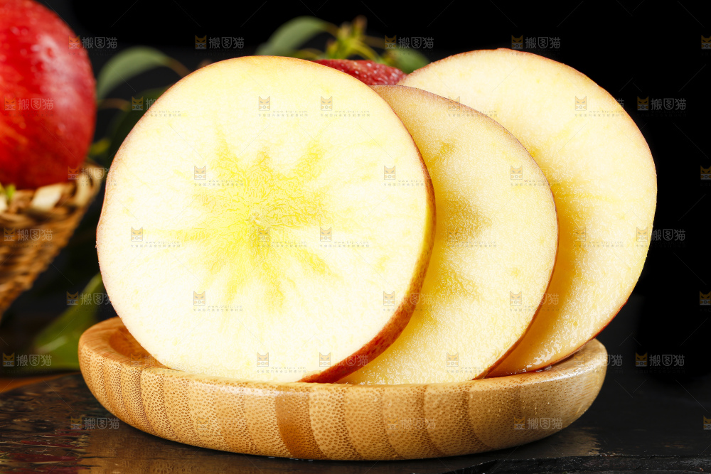 盘子里的新鲜苹果