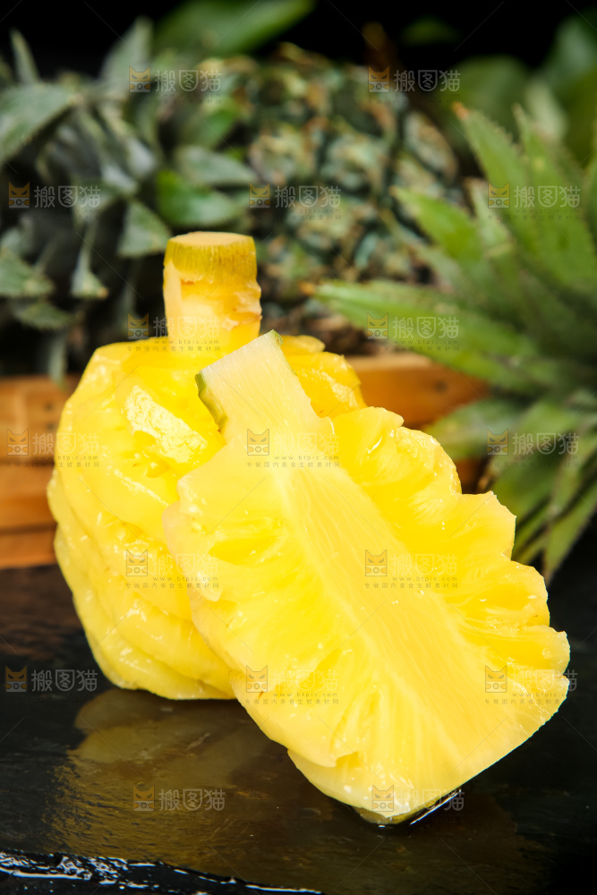 石板上放着泰国去皮小菠萝
