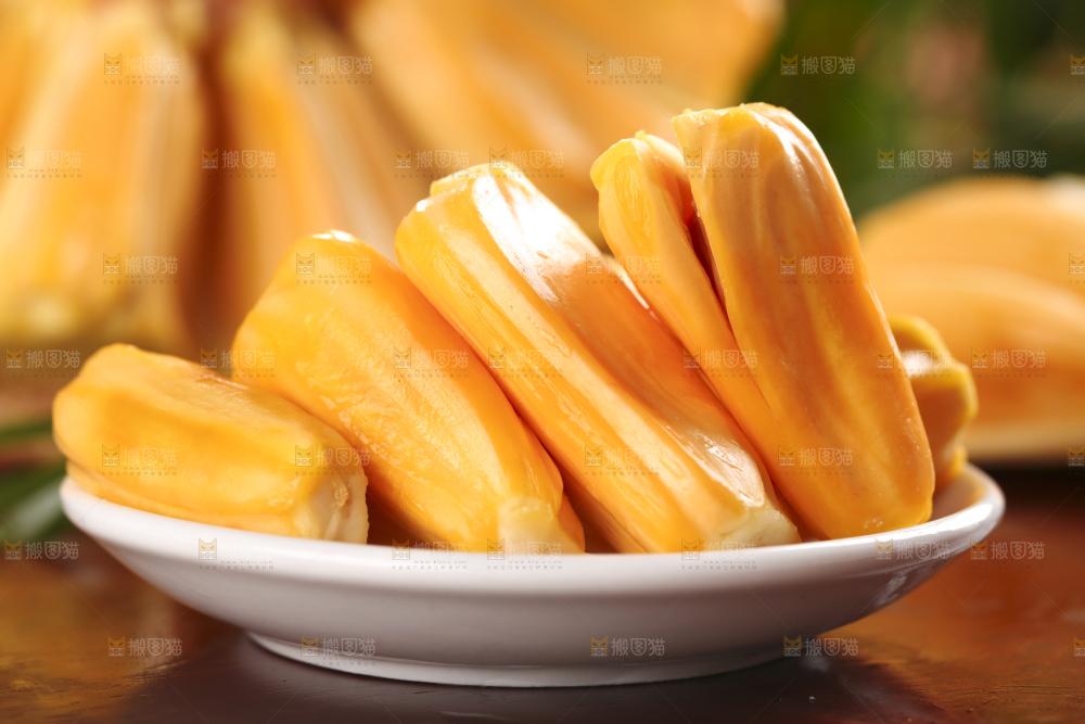 盘子里装着红心菠萝蜜