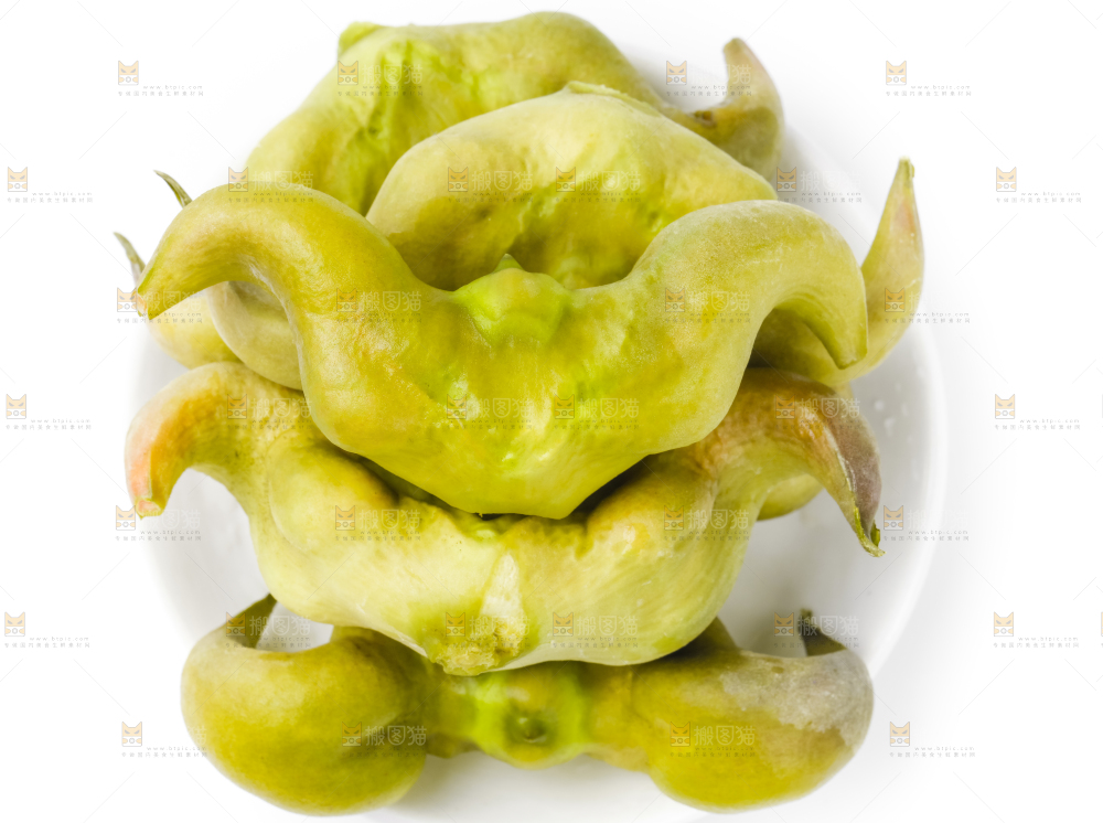 盘子里装着新鲜菱角