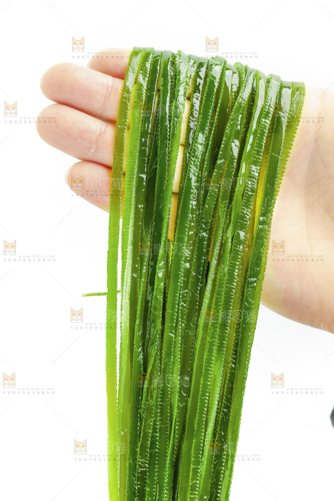 手里拿着海带丝