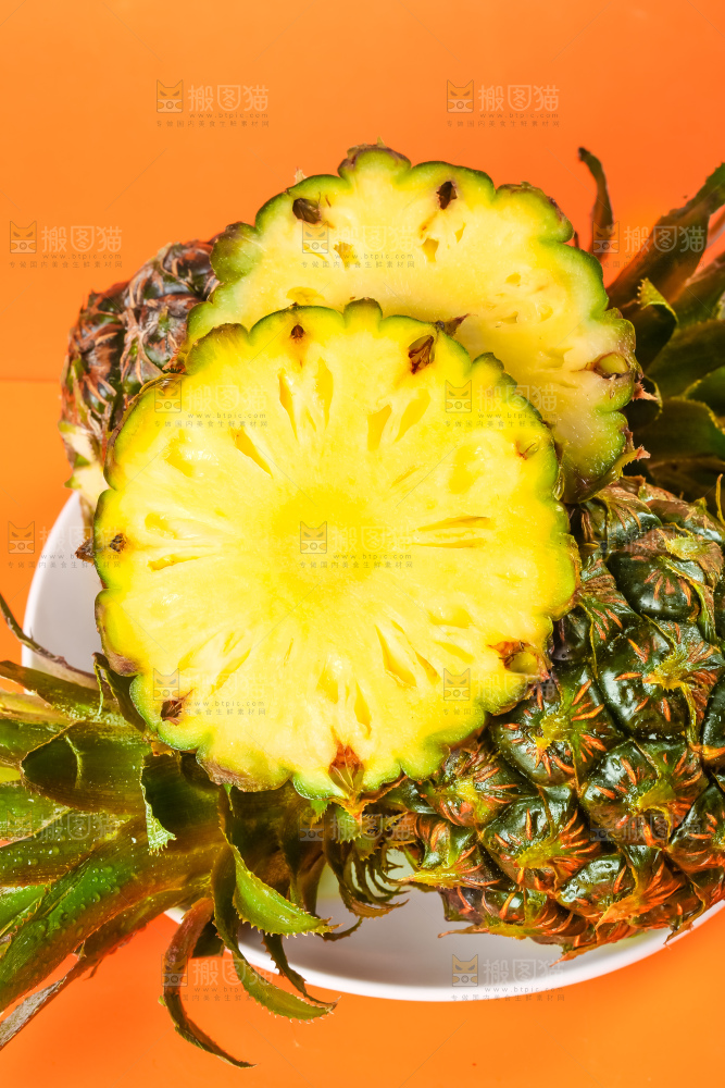 黄底上的泰国迷你小菠萝