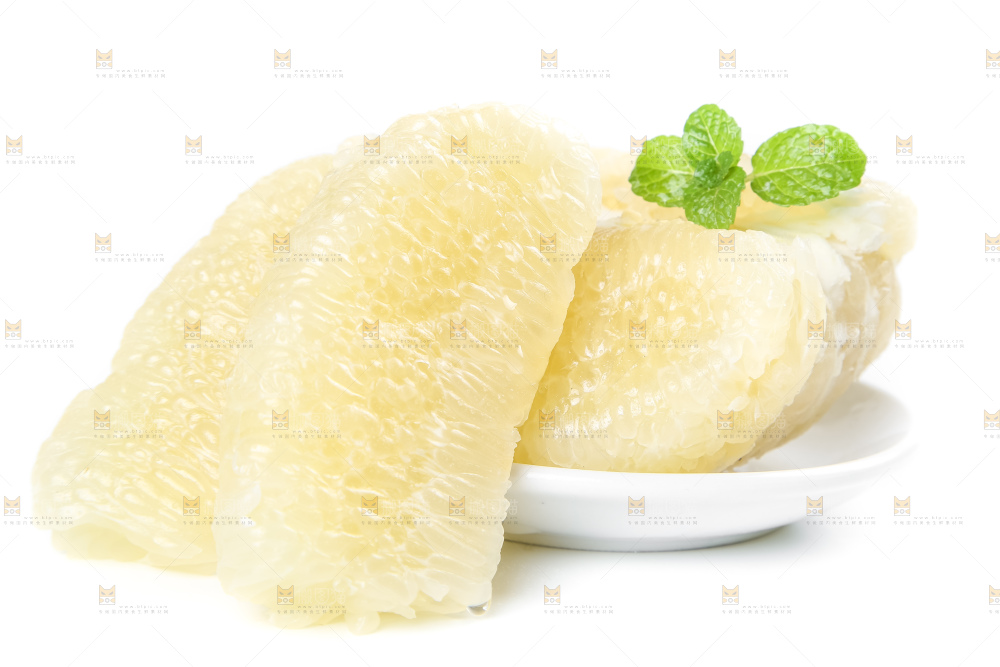 盘子里装着柚子果肉