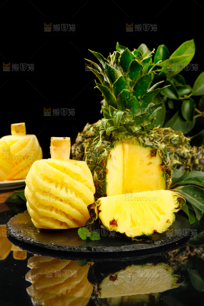 盘子里的新鲜小菠萝