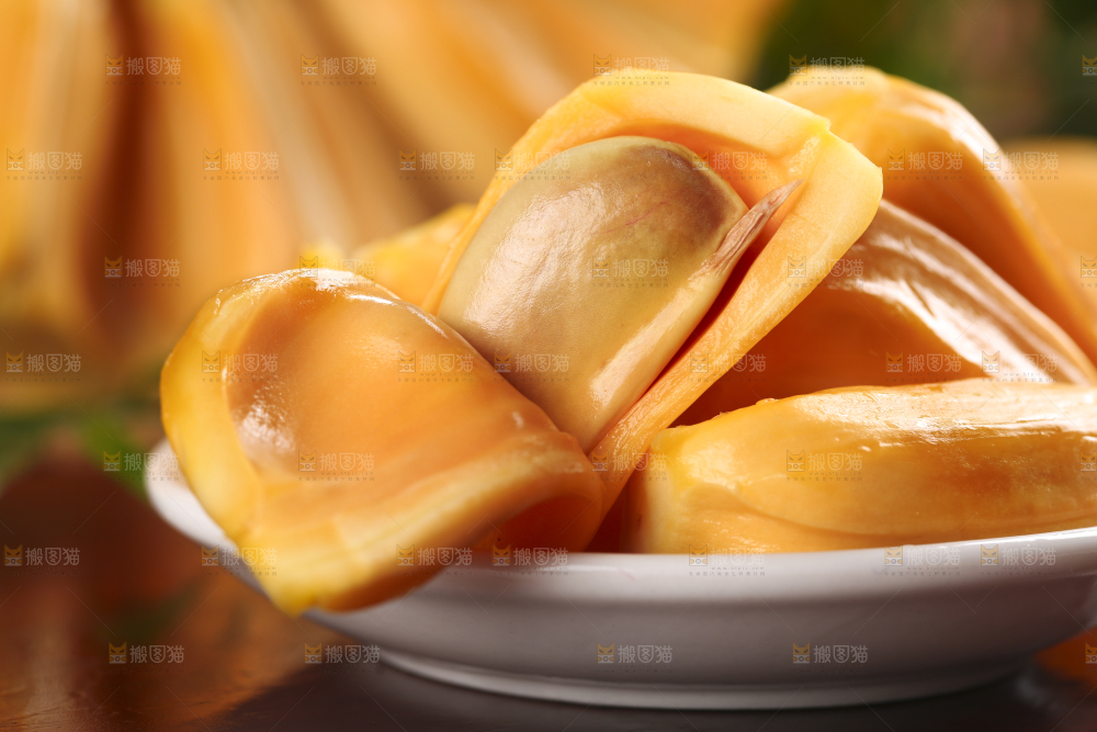 盘子里装着红心菠萝蜜
