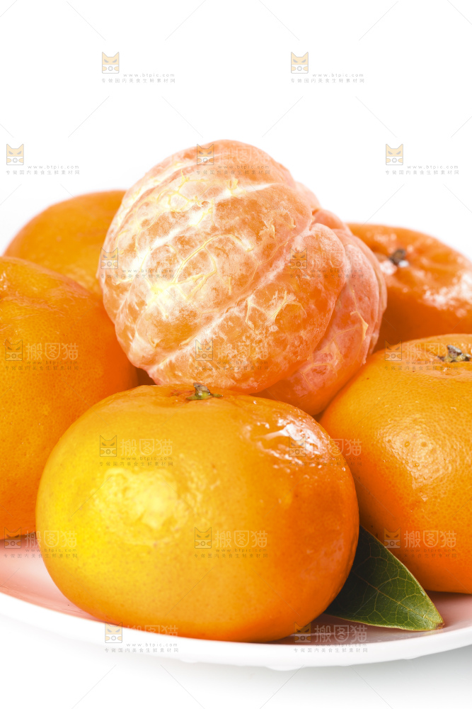 白底上放着椪柑