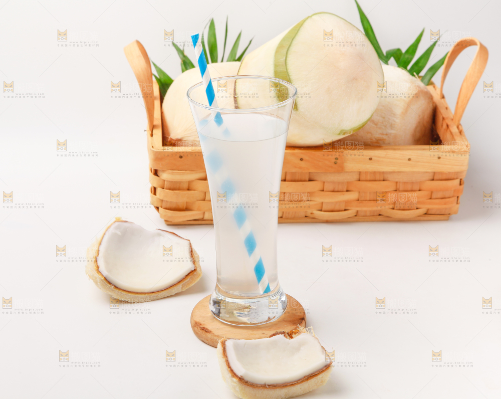 杯子里装着椰子汁