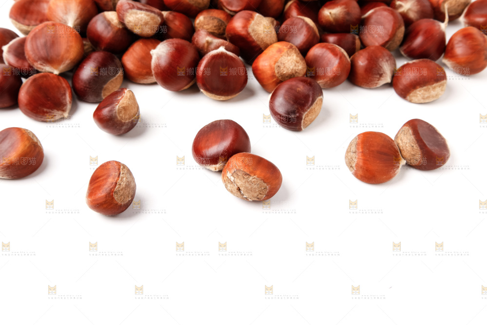 白底上放着生板栗