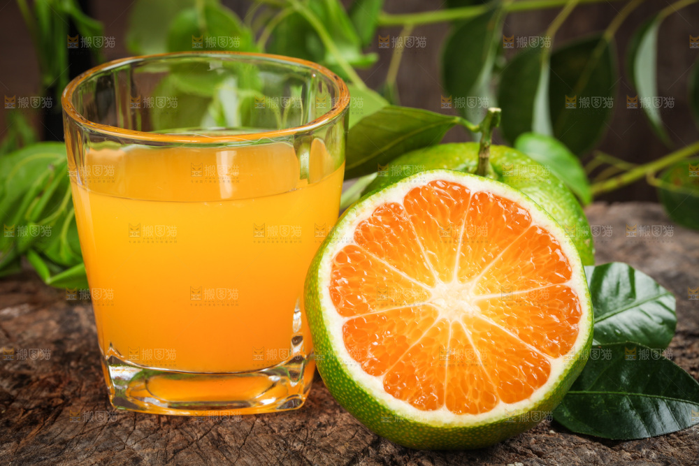 杯子里装着蜜橘汁