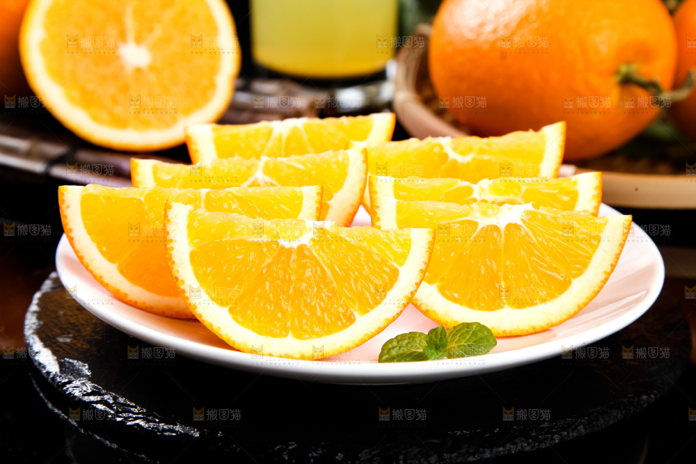 盘子里装着橙子果肉