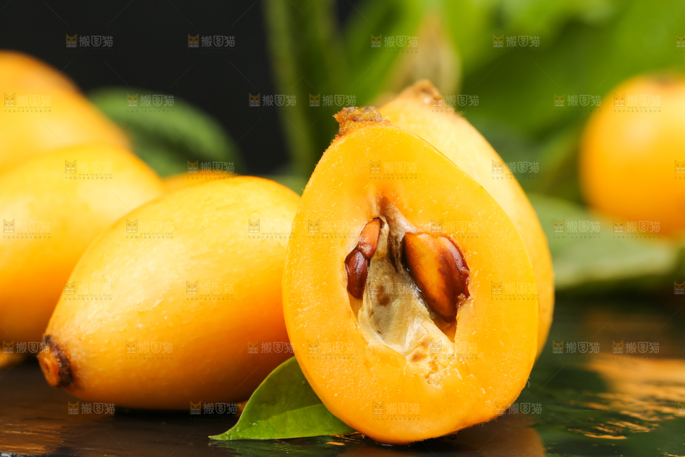 黑石板上放着米易枇杷