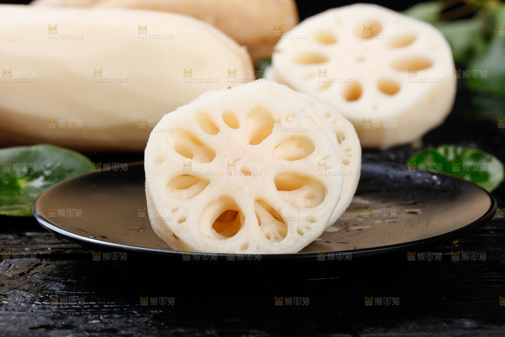 黑底上放着一盘切片九孔莲藕