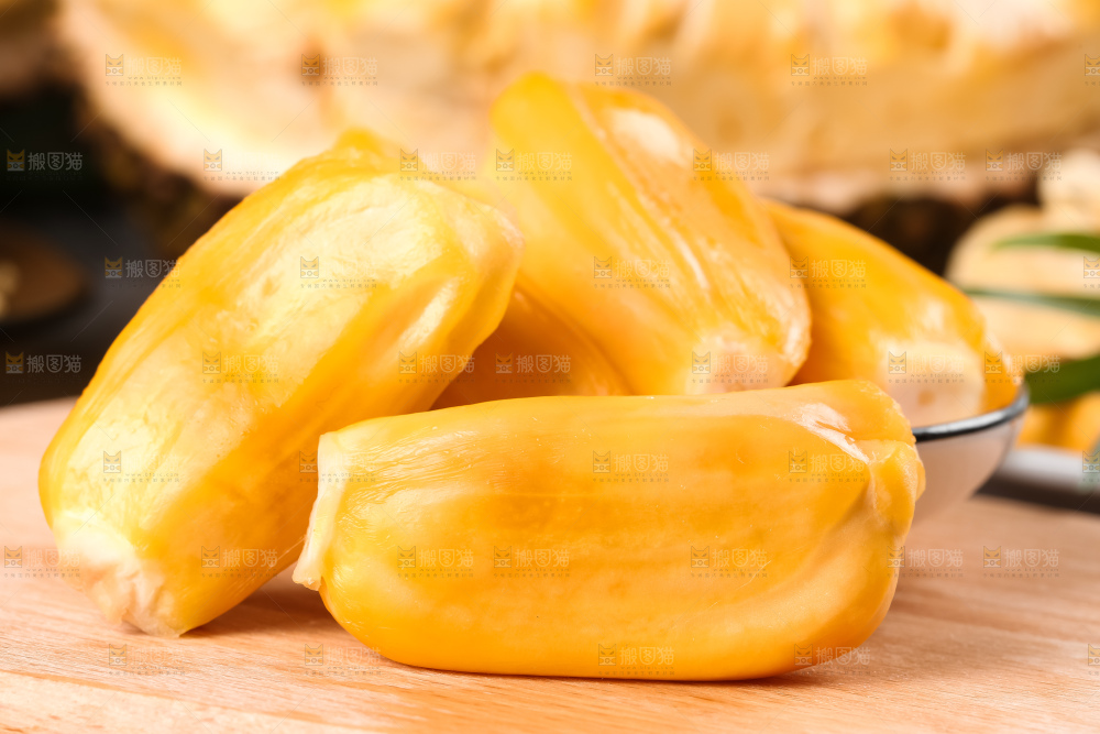 木板上放着红肉菠萝蜜