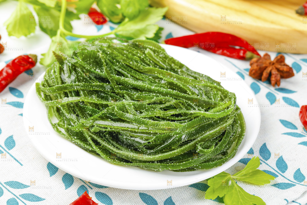 盘子里的盐渍海带丝