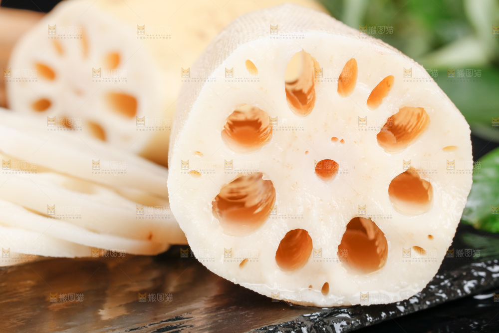 黑底上一堆湖北莲藕和切片的莲藕