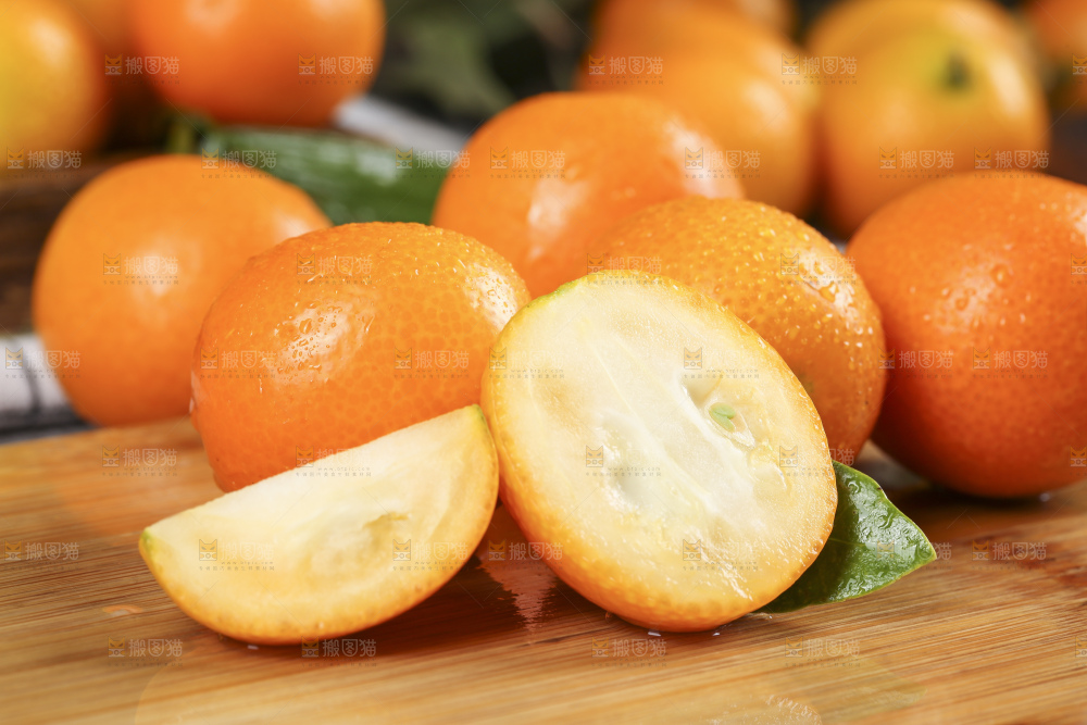 木板上放着广西金钱橘